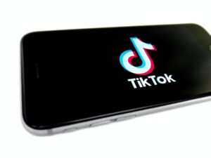 Lee más sobre el artículo Predominio absoluto de TikTok y lanzamiento de su funcionalidad Shopping integrada